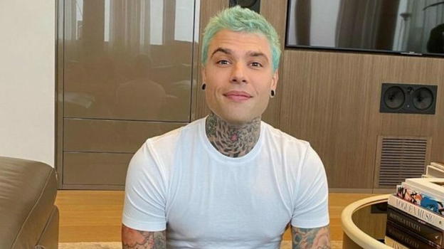 Fedez pedinato da un uomo, il rapper scende e gli tira uno schiaffo: interviene la polizia