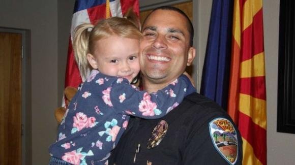 Arizona, agente di polizia adotta minore abusata: ora sono una famiglia felice