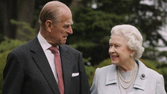 Regina Elisabetta e principe Filippo pronti per il vaccino: vogliono essere un esempio per i sudditi