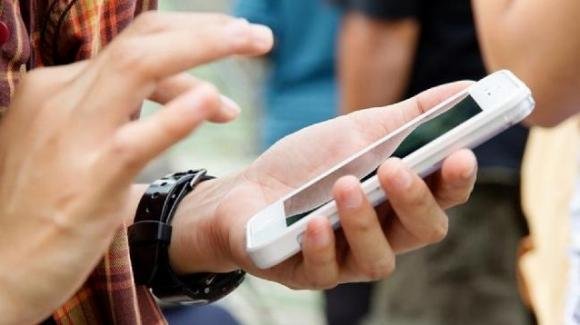 Ossessionati dallo smartphone? Uno studio londinese ne illustra danni e conseguenze