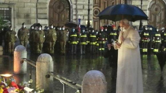 Papa Francesco: in piazza di Spagna sotto la pioggia per l’omaggio privato all’Immacolata Concezione