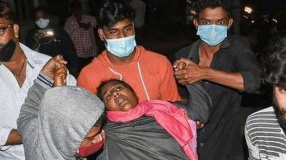 India, una misteriosa malattia si sta diffondendo, sono già 500 i decessi