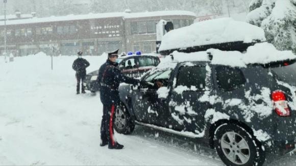 "La neve è troppo bella": giovani sorpresi a sciare dai carabinieri e multati