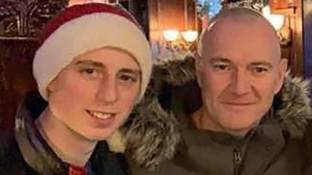 Padre e figlio giocano ad una gara di schiaffi: il figlio esagera e uccide il genitore