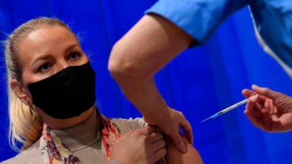 Nel Regno Unito stop al vaccino Covid per chi ha avuto "significative" reazioni allergiche