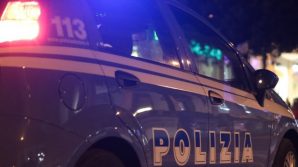 Genova, ubriachi in città: uno sputa sui poliziotti dicendo di avere il Covid, l’altro urina sulla volante