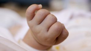Cade sul bus e viene schiacciato: neonato di 20 giorni muore dopo quasi due mesi di agonia