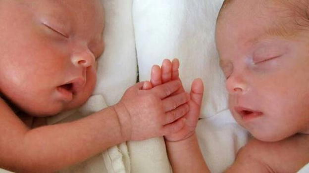 Notizia shock: mamma di due gemelli tatua uno dei due per distinguerli