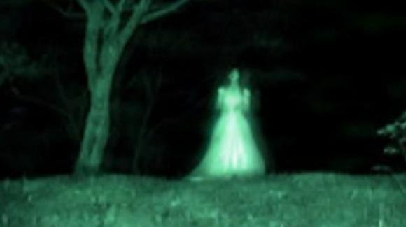 "C’è un fantasma", uomo fugge terrorizzato dall’abitazione e posta foto sui social