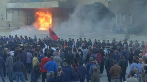Albania, 25enne ucciso da poliziotto in strada: violente proteste a Tirana