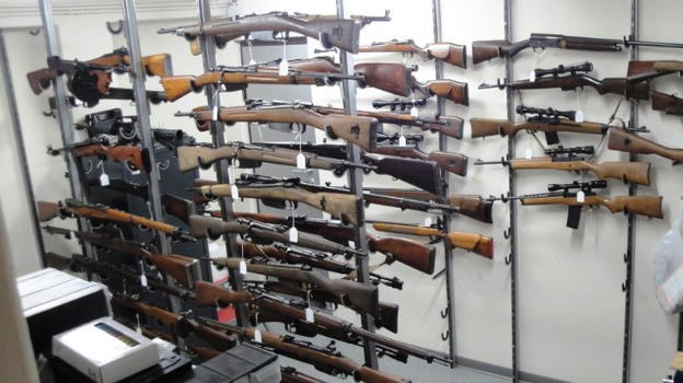 30enne entra in un’armeria e si spara alla testa: aveva portato il proiettile da casa