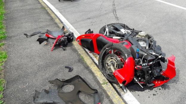 Si schianta con l’auto contro un muretto: muore una 27enne
