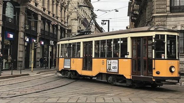 Tranviere "sequestra" i passeggeri e procede a folle velocità per strada: "Vi ammazzo tutti"