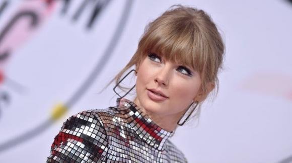 Taylor Swift aiuta economicamente due mamme in difficoltà a causa della pandemia
