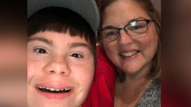 Insegnante adotta ragazzino Down: gli era morta la madre per tumore al seno
