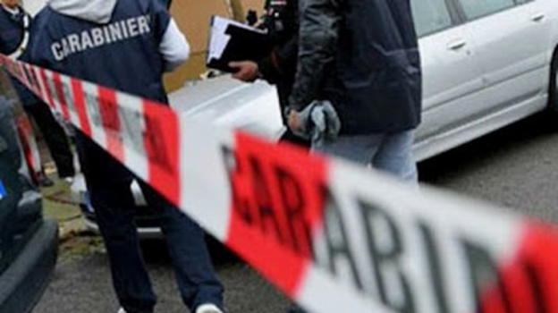 Uomo accoltellato alla gola: trovato senza vita nella piazza deserta per il coprifuoco