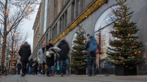 Tra coprifuoco, lockdown e restrizioni: il Natale al tempo del Covid-19 in Europa