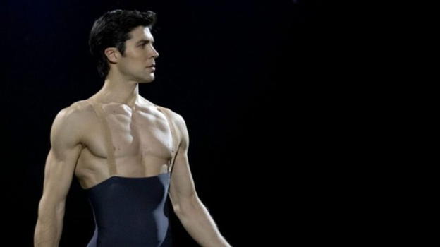 Gravissime accuse a Roberto Bolle: si configura il reato di omissione di soccorso, lui nega