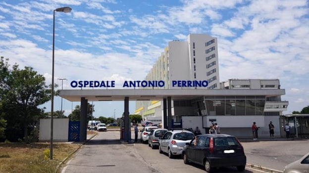 Brindisi, dottoressa aggredita da un paziente con una penna all’ospedale Perrino