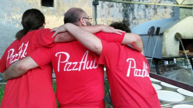 Manager paga due pizze 10.000 dollari per fare una donazione