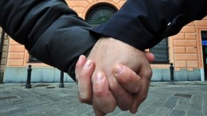 Torino, padre punisce il figlio gay pagando una persona: