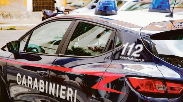 Senza mascherina si abbassa i pantaloni e mostra le parti intime ai passanti: denunciato