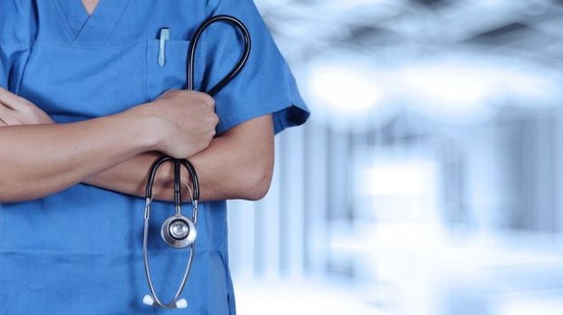 Infermiere si suicida nei bagni di un ospedale: il disagio psicologico per via del Covid è in forte aumento