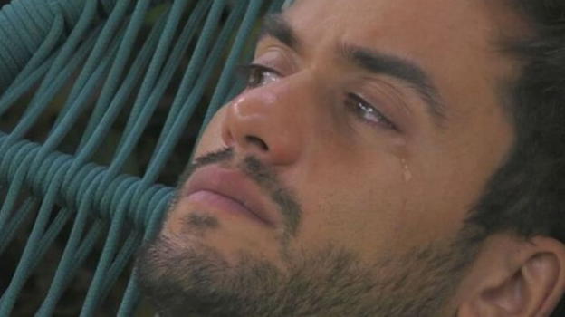 GF Vip, Pierpaolo Pretelli in lacrime rivela: "Con le donne mi blocco"