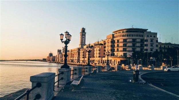 Bari, lotta agli assembramenti: smontate le panchine sul lungomare e su corso Vittorio Emanuele