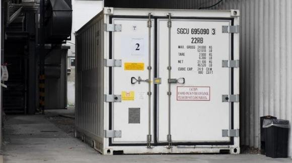 Veneto, troppi morti per Covid: bare sistemate nei container frigo nel cortile di un ospedale
