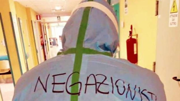 "Il Covid una bugia per fare soldi sulla gente": medici negazionisti rischiano radiazione