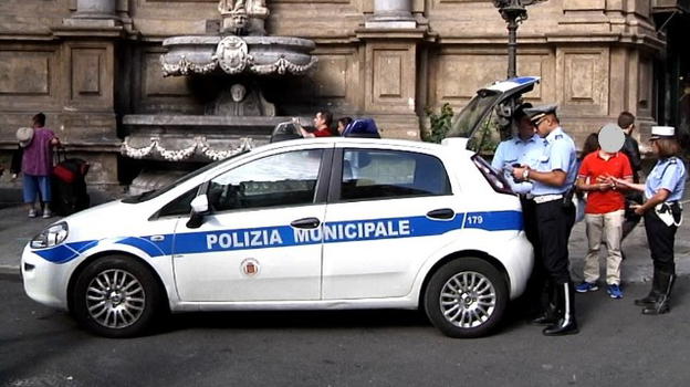 Assembrati e senza mascherina: adolescenti sferrano calci e pugni contro auto dei Vigili Urbani