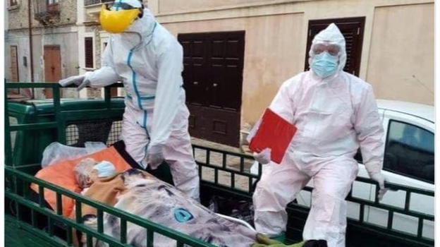 Crotone, anziana trasportata in Ape e non in ambulanza