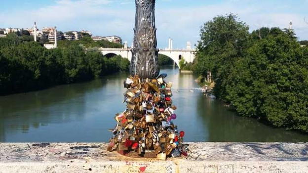 Ponte Milvio, aggredita troupe della Rai: la violenza cieca di decine di giovani