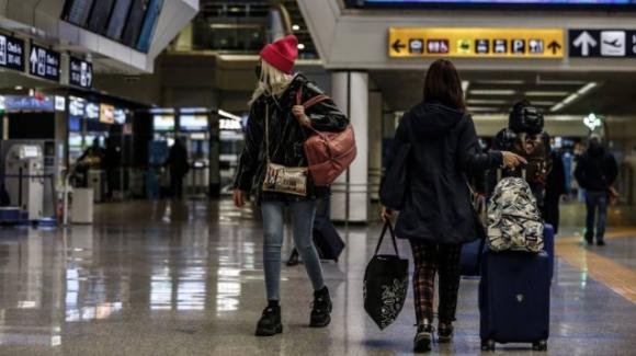 Voli annullati a Londra: la disperazione di Josephine Yousef, bloccata in aeroporto con tre figli