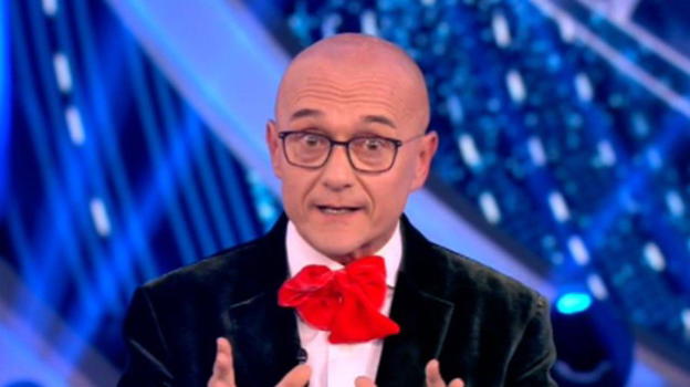 Alfonso Signorini svela che un concorrente del GF Vip voleva mandare la fidanzata a quel paese: vediamo di chi si tratta