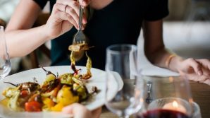 Napoli, ristorante rimane aperto durante il coprifuoco: i clienti fuggono via alla vista della Polizia