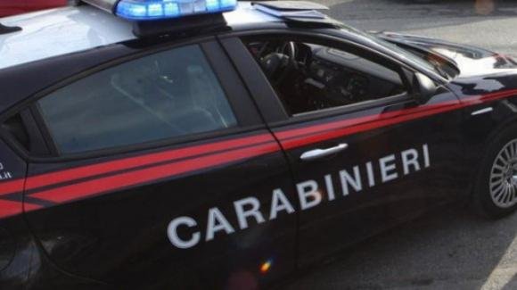 Barista si rifiuta di chiudere il locale all’arrivo dei carabinieri: scoppia la rissa con i militari