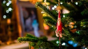 Natale in zona rossa: secondo il DPCM cosa si può fare oggi? Spostamenti seconde case, pranzi con familiari e visite