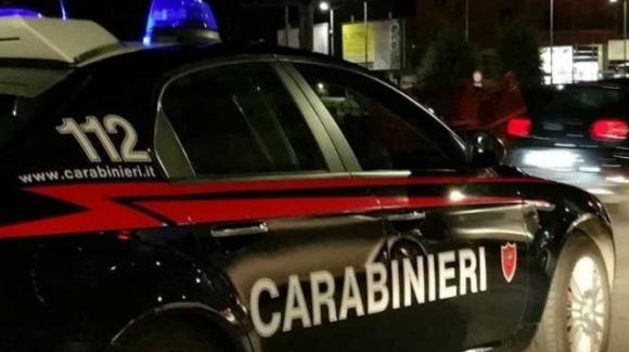 Lecce, raid incendiario vicino ad un bar alla Vigilia di Natale: a fuoco anche un’automobile