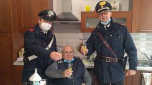 94enne rimane solo a Natale e chiama i carabinieri per un brindisi:
