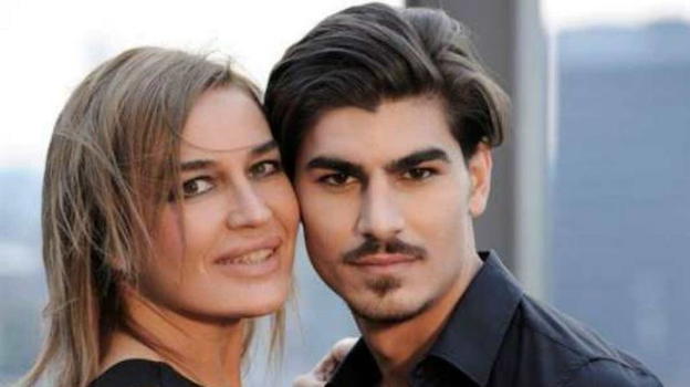 Lory Del Santo rivela quante volte fa l’amore col baby-fidanzato: "Faccio il mio dovere"
