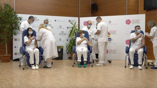Covid-19: primi vaccini allo Spallanzani. Conte: “Oggi l’Italia si risveglia”