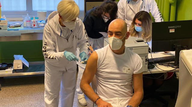 Infettivologo Matteo Bassetti: "Ho fatto il vaccino e mi sento già più forte, è un atto d’amore"
