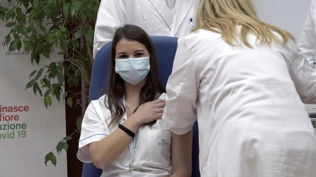 Covid-19, l’infermiera Claudia Alivernini: "Lo dico con il cuore: vacciniamoci"