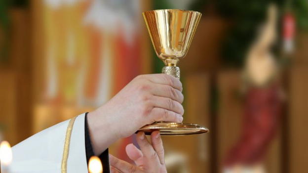 Cosenza: prete positivo al Covid fa bere decine di fedeli dallo stesso calice