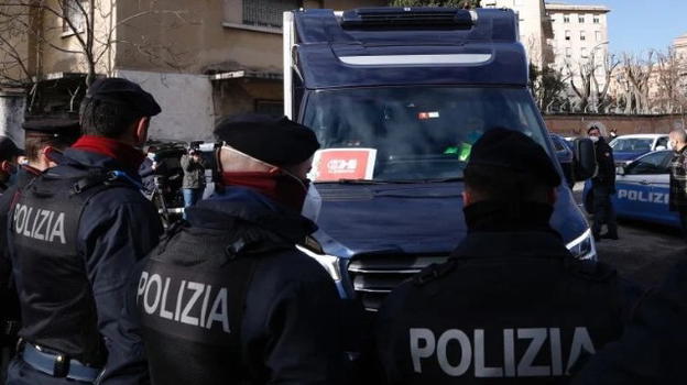 Incredibile a Brindisi, assaltano portavalori e portano via 100.000 euro augurando "buon anno"