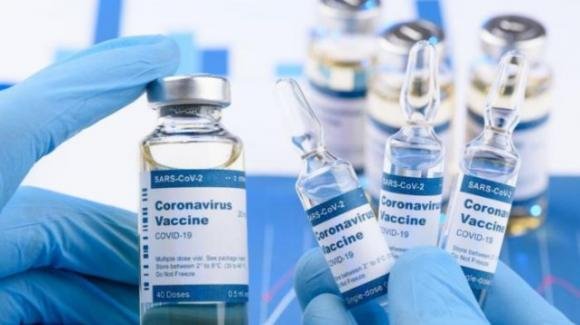 Vaccino Covid, clamoroso errore in Germania: 8 pazienti ricevono 5 dosi a testa, 4 ricoveri