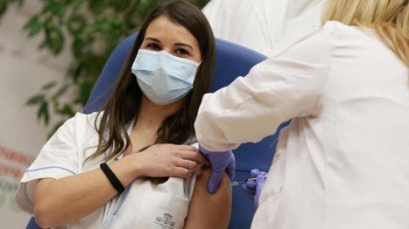 No-vax attaccano Claudia Alivernini, la prima vaccinata contro Covid: "Vediamo quando muori"