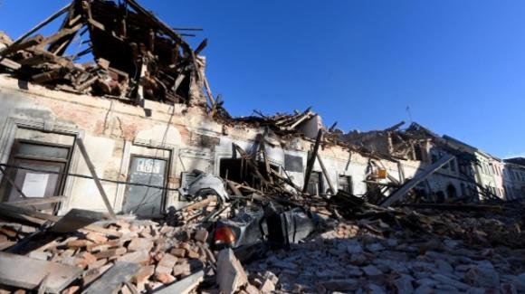 Trema la terra in Croazia: edifici crollati a Petrinja e migliaia di persone in strada